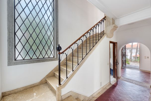 Spacious 5-bedroom family home in Estoril. - Photo 1