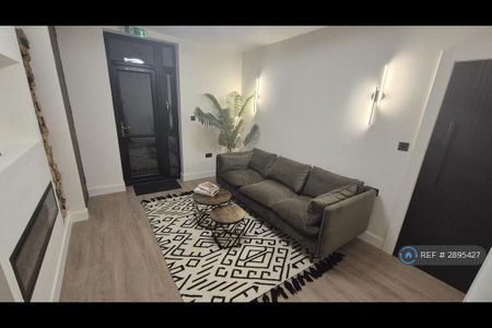 1 bedroom in a house share to rent - Photo 5