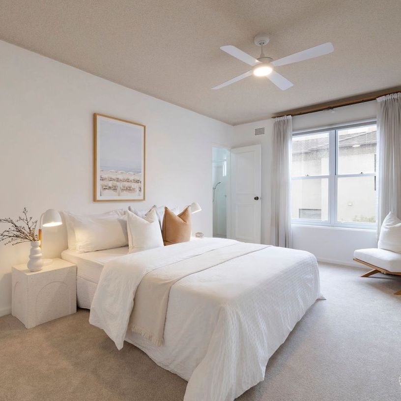 Bright & Spacious Three Bedroom Apartment in Beachside Location - Photo 1