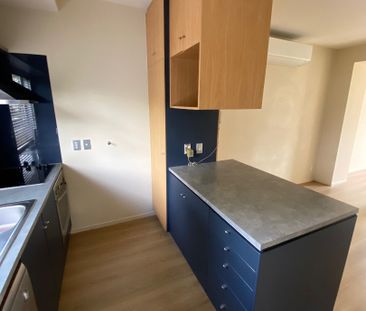Location, location, lovely townhouse just opposite Botany Town Centre - Photo 5