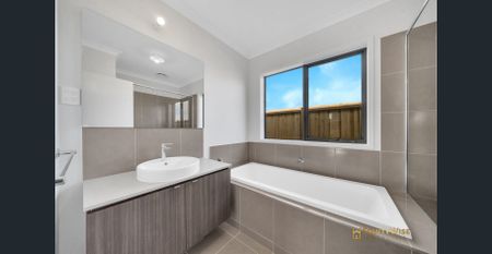 Brand New Stylish & Spacious Family Home in Prime Location! - Photo 2