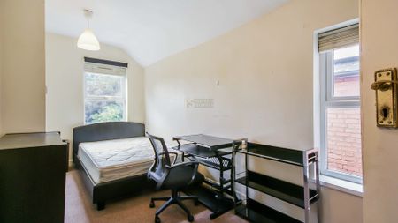 39 Coronation Road - Photo 3