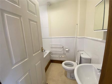 2 bedroom flat to rent - Photo 2