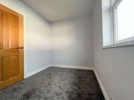 28 Chichester Square, Carrickfergus, BT38 8JU - Photo 4