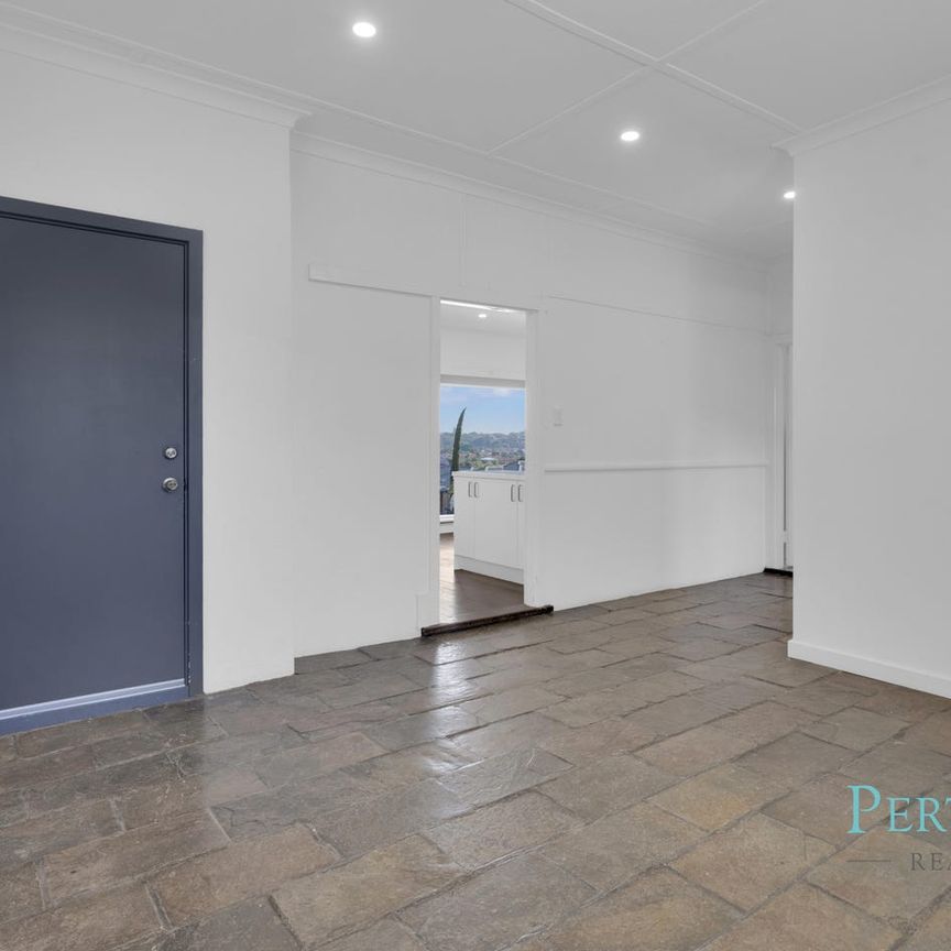 Family Home in Prime Scarborough Location!! - Photo 1