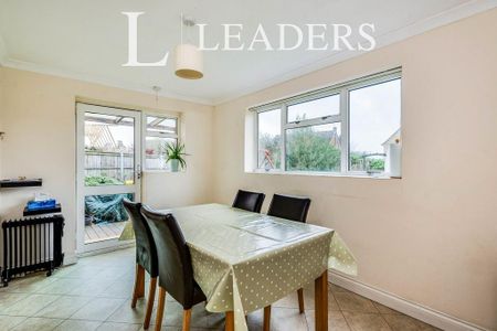 3 bedroom semi-detached house to rent - Photo 2
