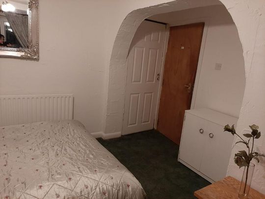 1 bedroom in a house share to rent - Photo 1