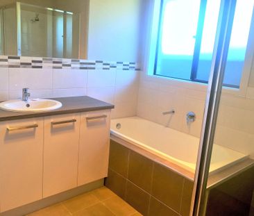 Modern Home with Shed &excl; - Photo 4