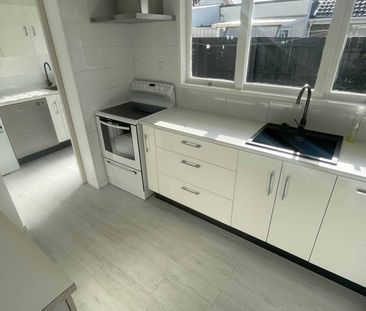 Updaded Gem in Otahuhu ! 2 Bedroom + Internal Garage - Photo 1