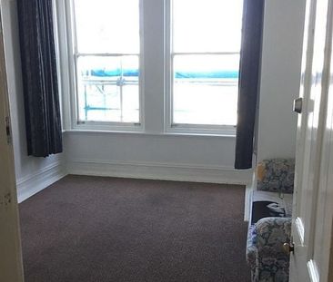 Centrally located flat to uni at a great price - Photo 3