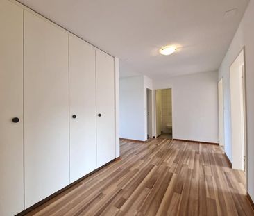"Grossräumige Wohnung mit Balkon in zentraler Gegend!" - Photo 3