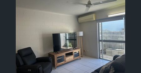 Perfection on Paxton! Fully Furnished & Quiet Location! - Photo 2