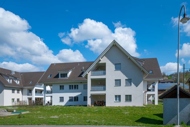Schöne 2,5 Zimmer Dachwohnung in Bibern - Photo 1