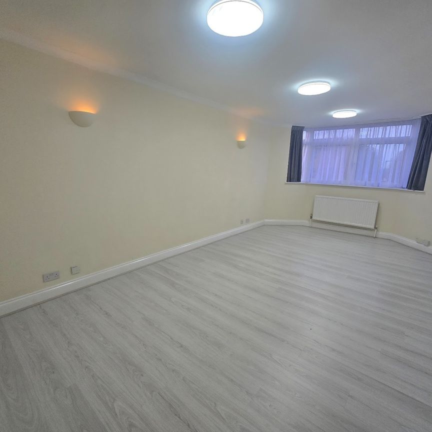 3 Bed Flat, Blissland Court, N12 - Photo 1
