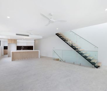 Luxurious Three-Storey Brand-New Villa in Exclusive Budds Beach - Photo 2