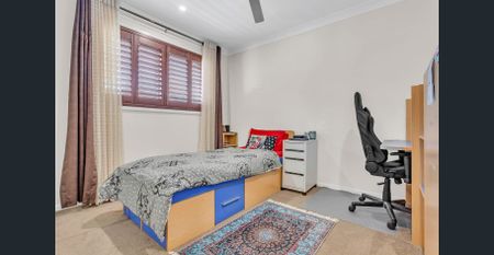 OUTSTANDING FAMILY HOME IN QUIET STREET - Photo 5