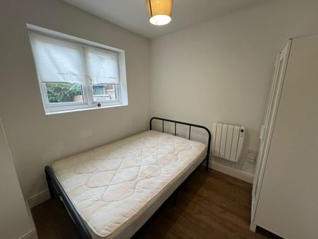3 Bed Flat, St. Mary Road, E17 - Photo 2