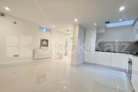 Recently refurbished Georgian maisonette with patio area - Photo 5