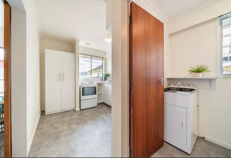 Tidy 2 bedroom pet friendly unit - Photo 5