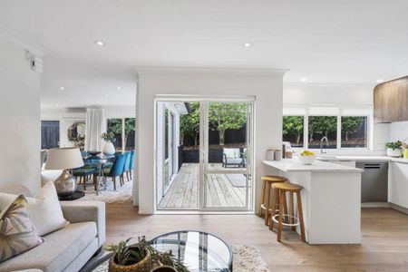 Sunny & Spacious Family Home - Photo 2