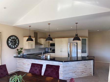 Large Executive Home - Photo 5