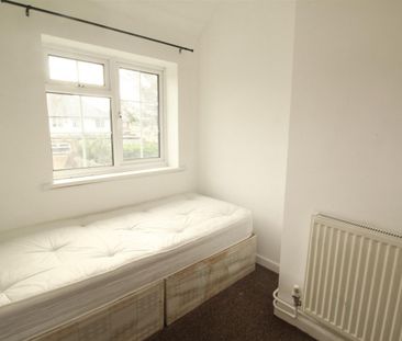 3 Bedroom House - Mid Terrace To Let - Photo 5