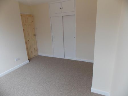 3 bedroom end of terrace house to rent - Photo 3