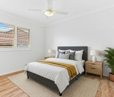 Centrally Located, Expansive And Private, Dual Storey 3 Bedroom, 2.... - Photo 6