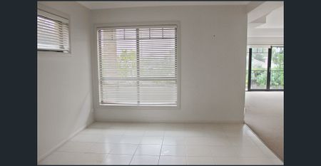 Modern & Spacious - Photo 2