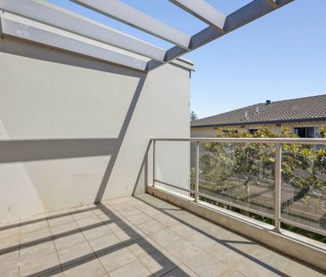 Lakeside apartment just moments from the beach - Photo 1