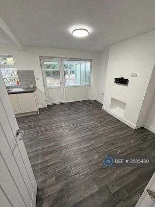 4 bedroom semi-detached house to rent - Photo 1