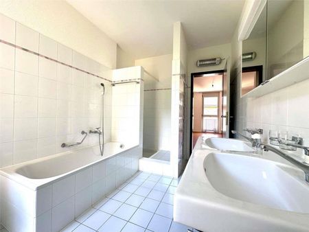 Lugano - luminoso ed ampio 2.5 locali in zona lago - Foto 2