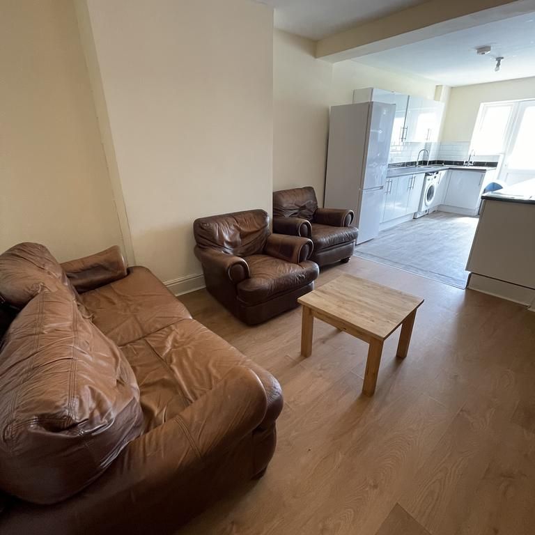 5 bedroom semi-detached house to rent - Photo 1