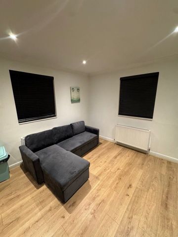 1 Bed Flat, Deptford High Street, SE8 - Photo 2