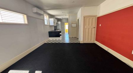 LINWOOD, THREE BEDROOMS, TRIPLE CAR GARAGE - Photo 2