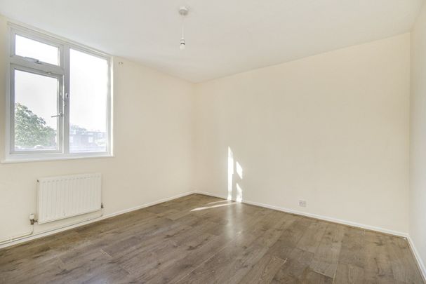 Terraced House to rent - Owen Close, London, SE28 - Photo 1