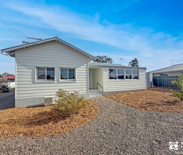 Spacious Four Bedroom Home - Fully Renovated! - Photo 3