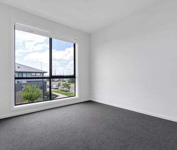 Contemporary Townhouse! - Photo 1