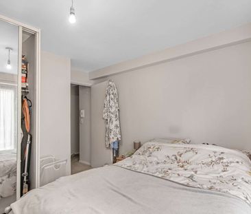 Bright one bedroom ground floor flat with off-street parking in Kew - Photo 2