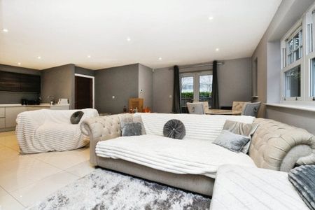 Westbury Road, Brentwood, Property for rent - Photo 2