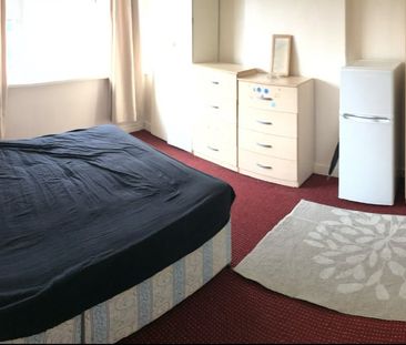Room in a Shared House, Dawpool Road, NW2 - Photo 2