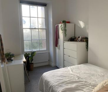3 bedroom flat to rent - Photo 2