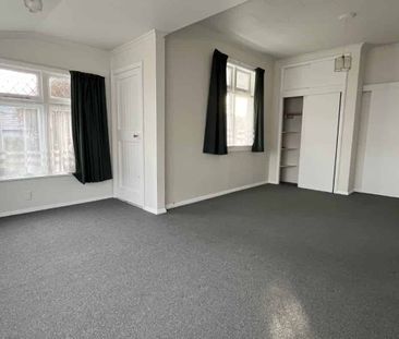 Charming 3-Bedroom Family Home for Rent in Wallaceville, Wellington - Photo 3