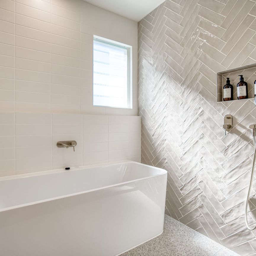 3 Bedroom Luxury House 6 week Lease, Available 10/11/25- Fully Furnished inclusive of Gym access - Photo 1