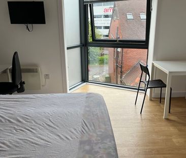 Studio Flat, St Michaeals Lane, LS6 - Photo 2