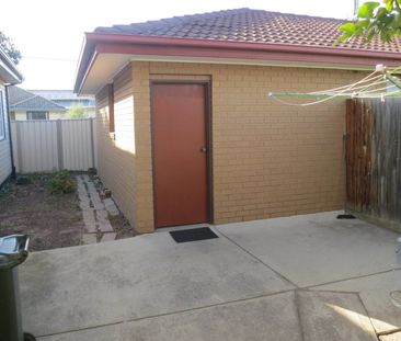 Conveniently close to transport & Altona Gate - Photo 4