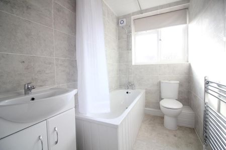 Dorset Waye, Hounslow - Photo 3