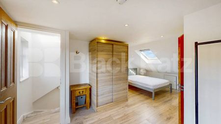 Elegant & Expansive Six Bed 4 Bath Residence with Private Garden in Holloway - Photo 5