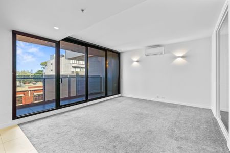 Stylish Apartment Living in the Prestigious Green Square Complex - Photo 2