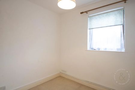 2 Bedroom Flat - Photo 2